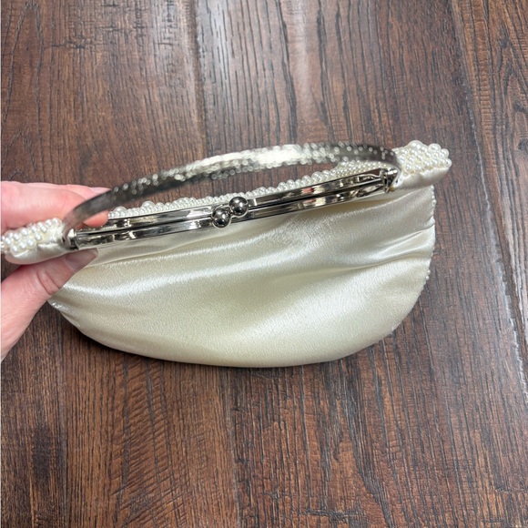 Elegant Cream Pearl Embellished Women's HandBag - Picture 6 of 10
